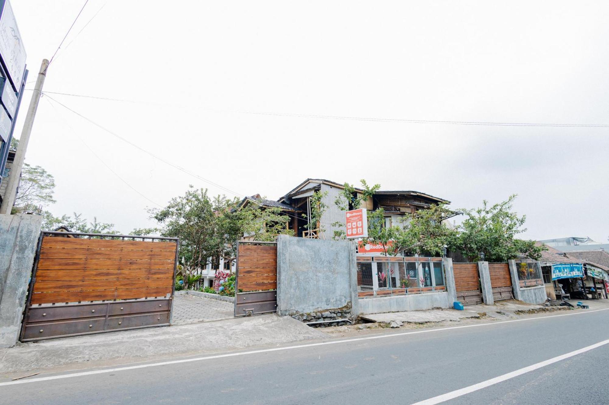 Reddoorz Syariah At Wisma Djokorio Poncokusumo Malang Exteriör bild