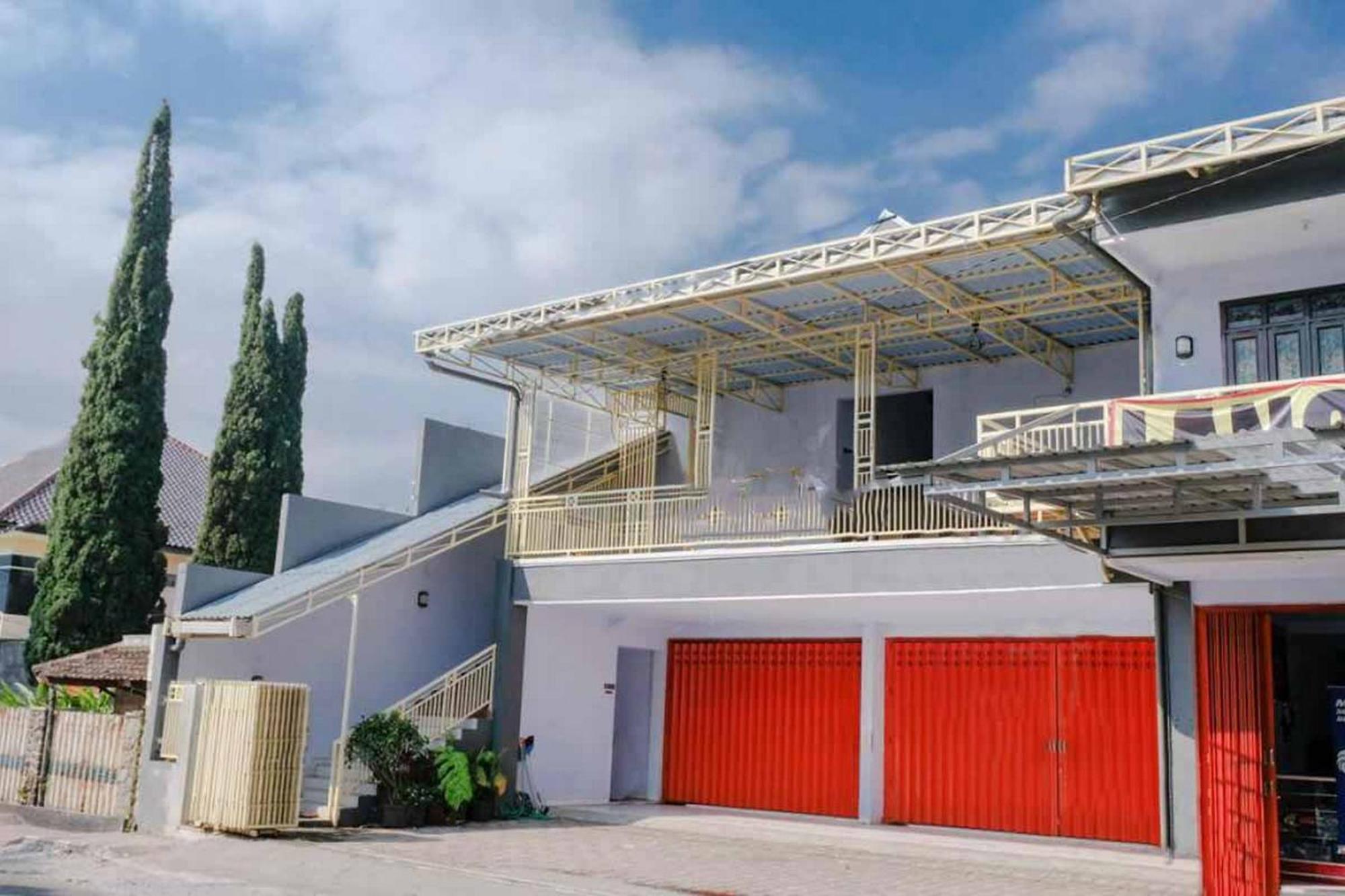 Reddoorz Syariah At Wisma Djokorio Poncokusumo Malang Exteriör bild