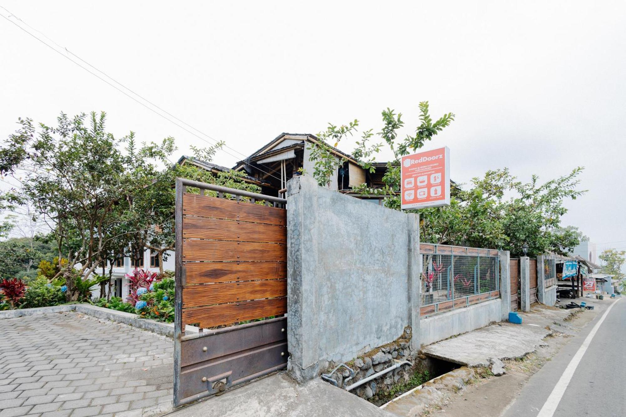 Reddoorz Syariah At Wisma Djokorio Poncokusumo Malang Exteriör bild