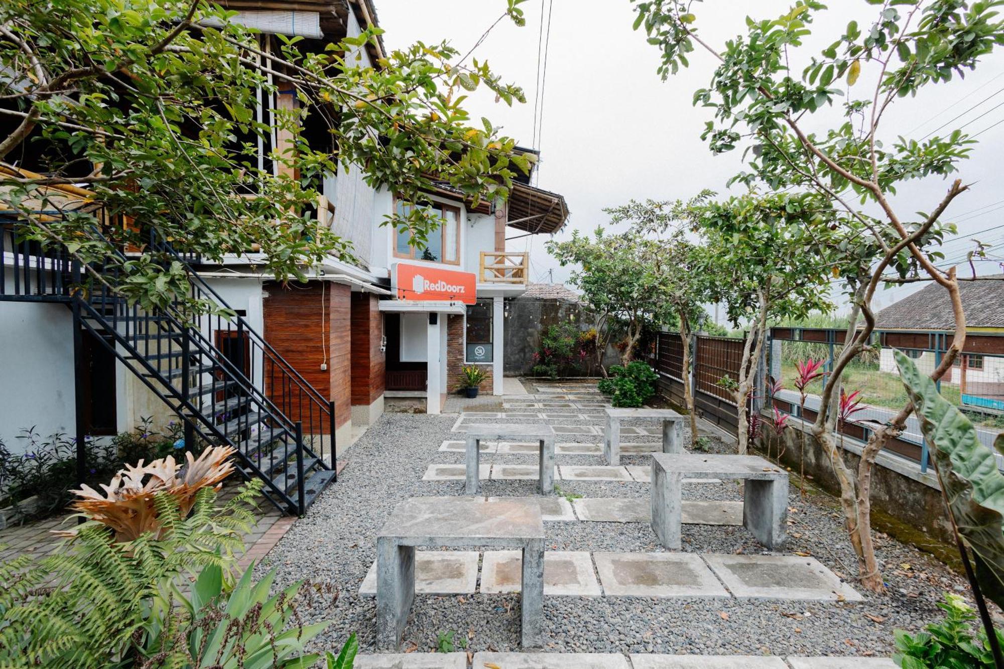 Reddoorz Syariah At Wisma Djokorio Poncokusumo Malang Exteriör bild
