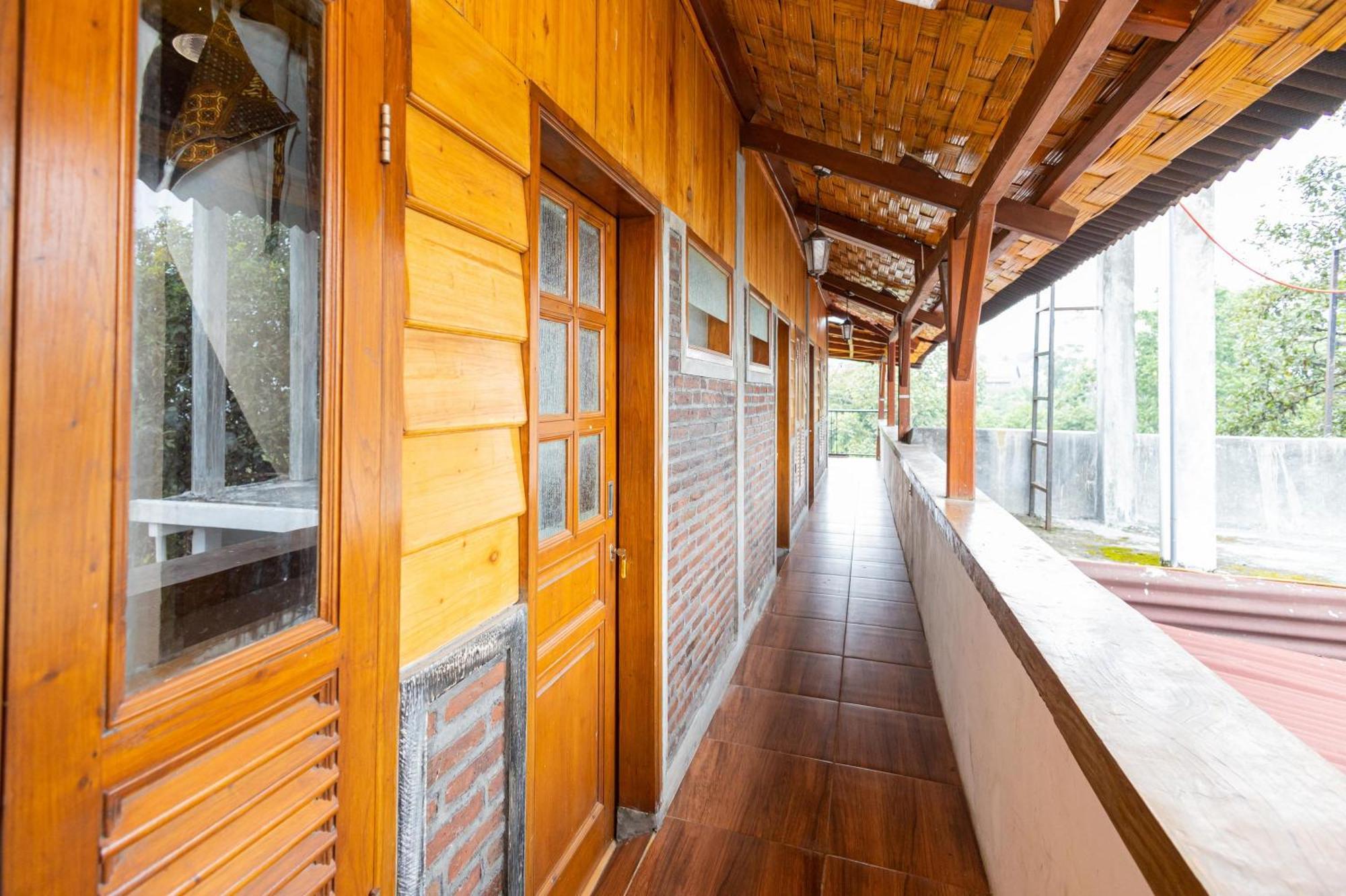 Reddoorz Syariah At Wisma Djokorio Poncokusumo Malang Exteriör bild