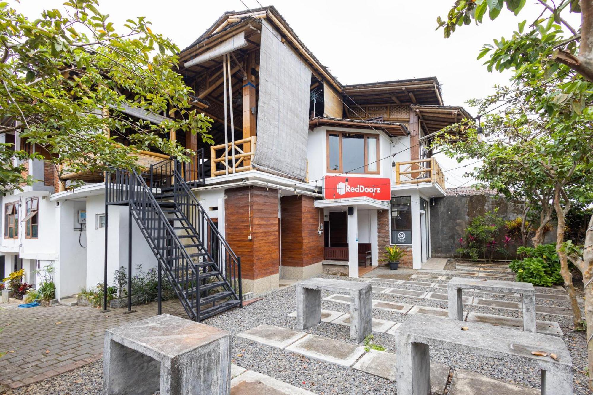 Reddoorz Syariah At Wisma Djokorio Poncokusumo Malang Exteriör bild
