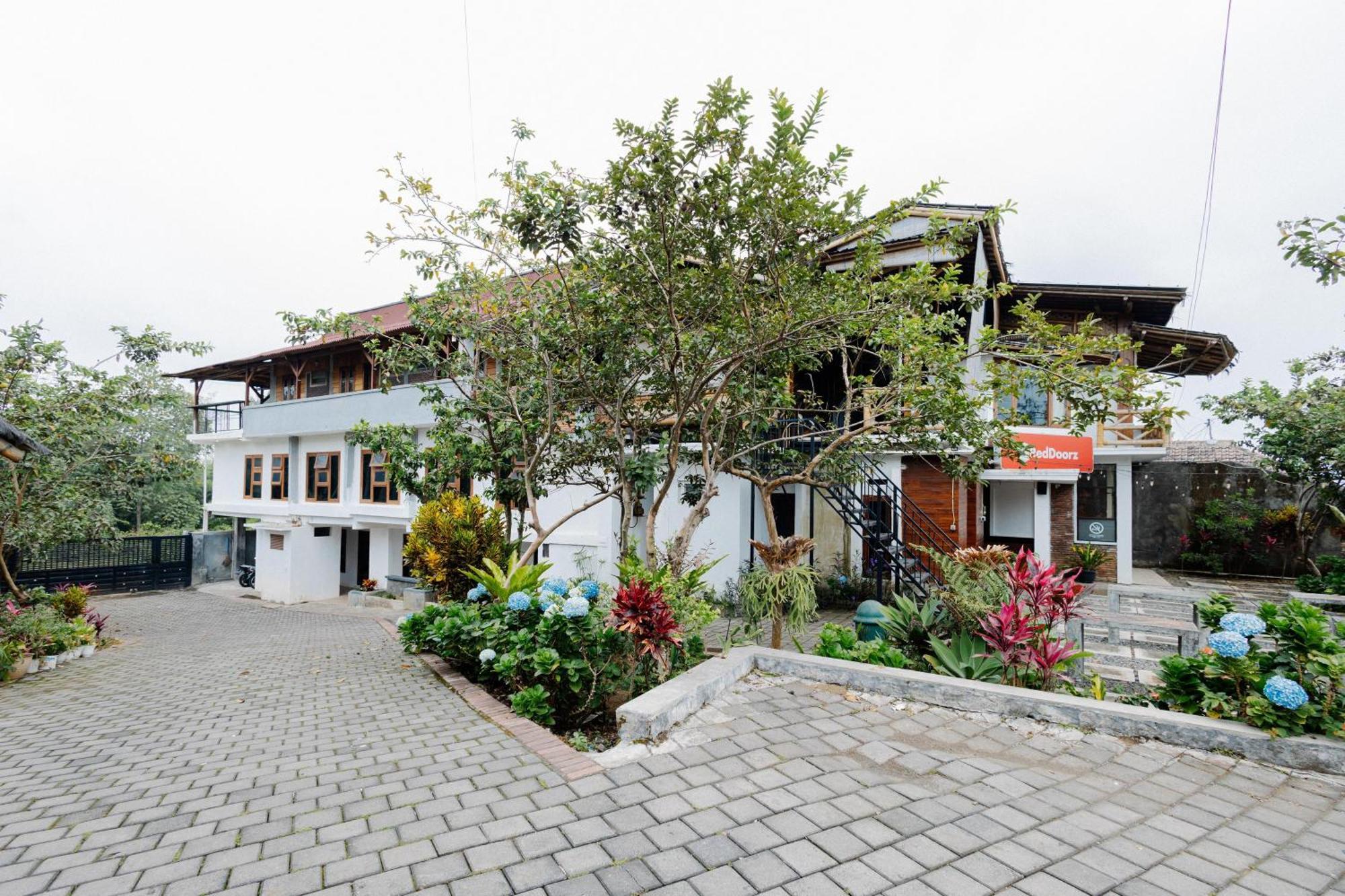 Reddoorz Syariah At Wisma Djokorio Poncokusumo Malang Exteriör bild