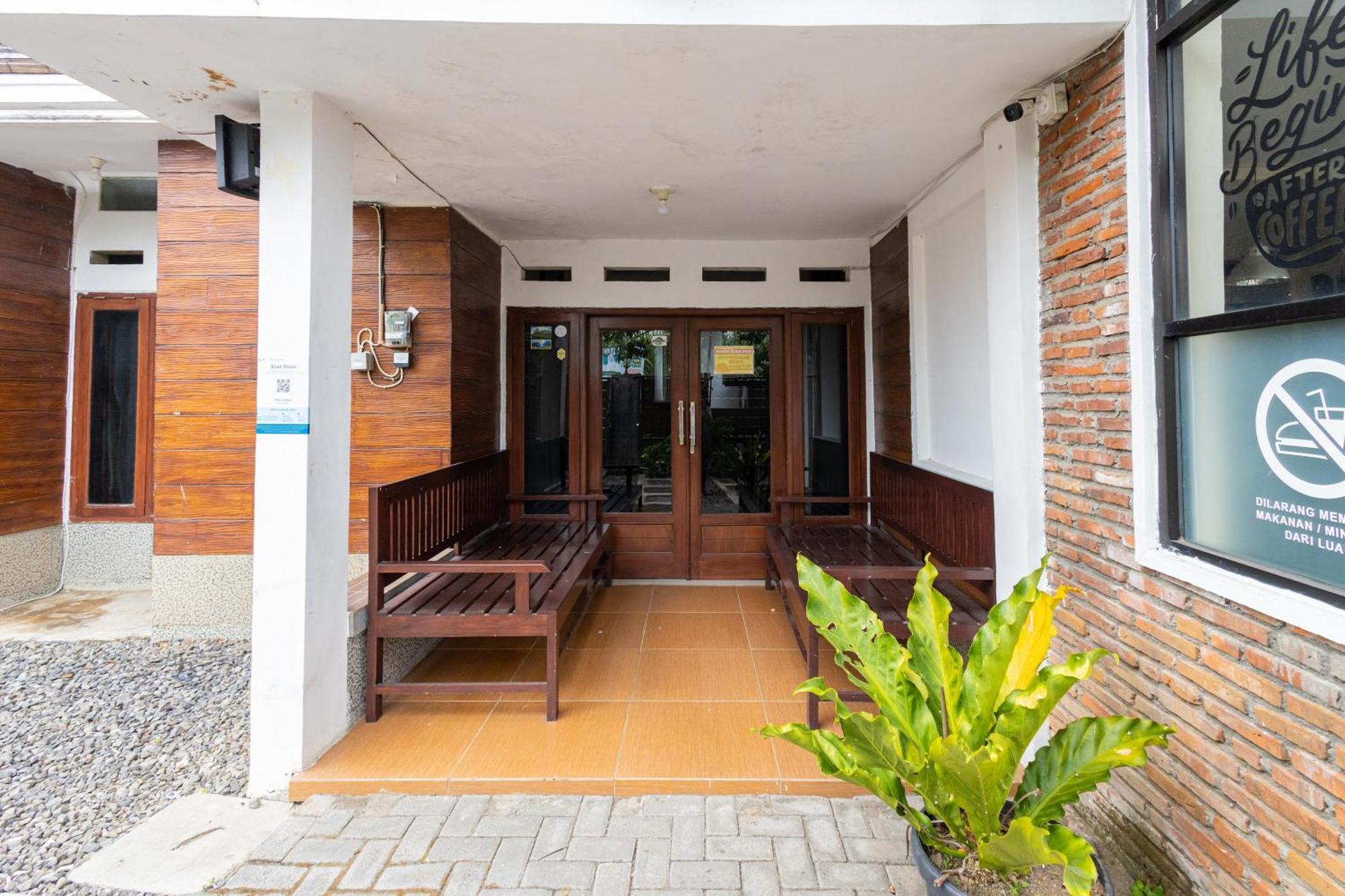 Reddoorz Syariah At Wisma Djokorio Poncokusumo Malang Exteriör bild