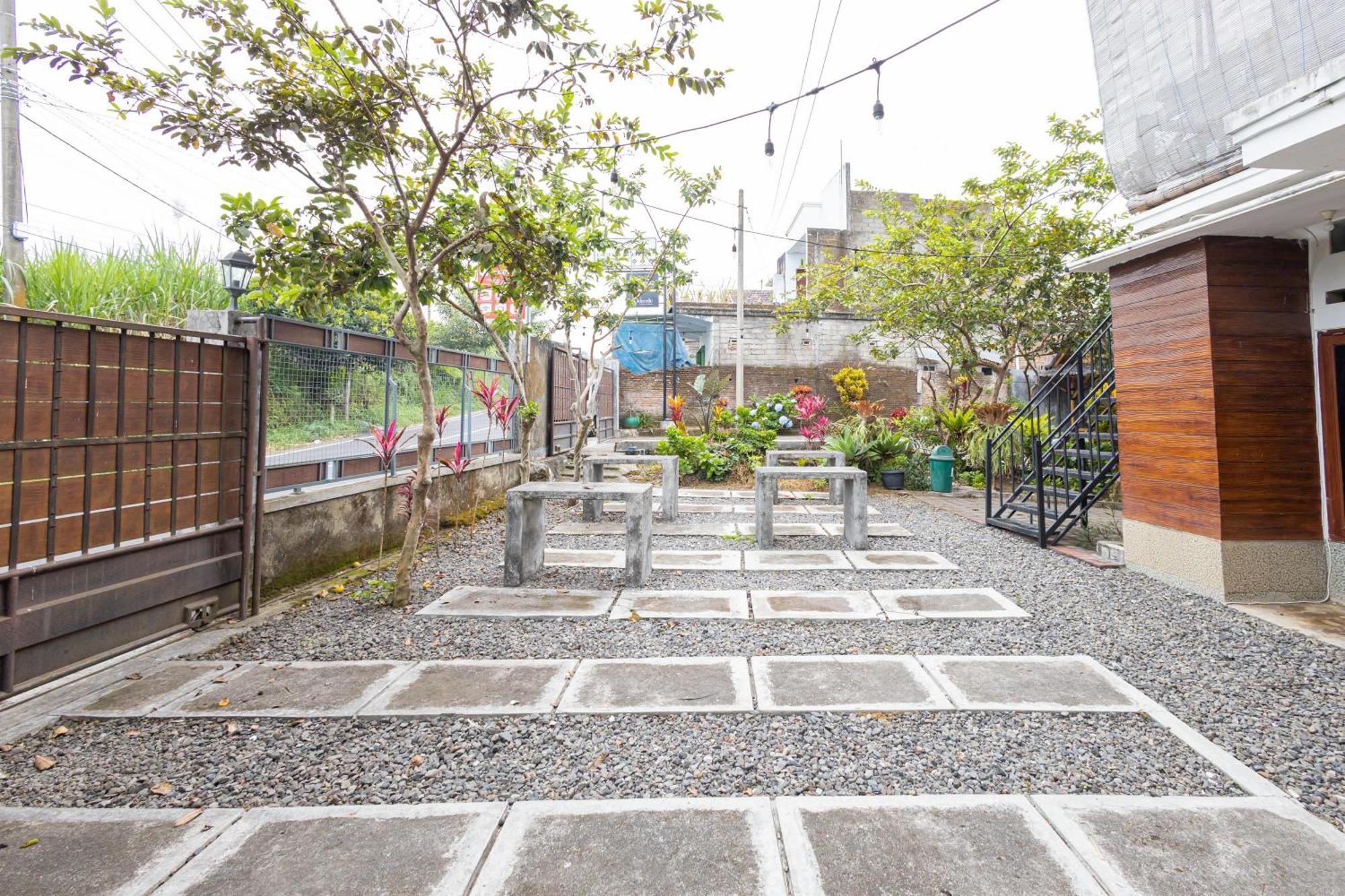 Reddoorz Syariah At Wisma Djokorio Poncokusumo Malang Exteriör bild
